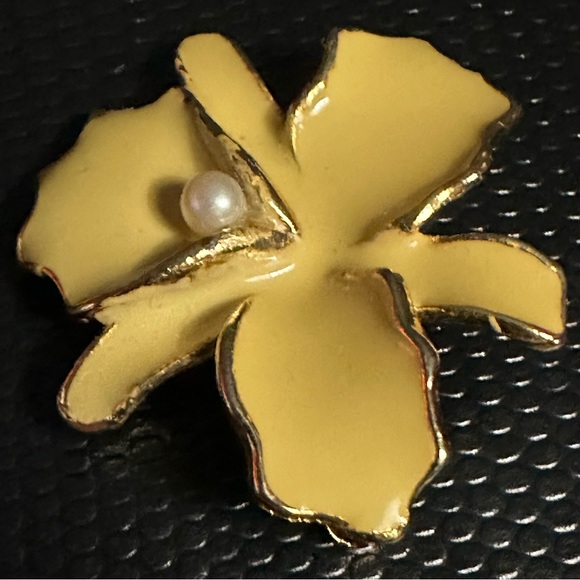 Vintage Enamel and Pearl Yellow Flower Broach - Picture 10 of 11